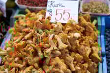 Ceny warzyw i owoców w Hali Targowej i w warzywniakach w centrum Wrocławia