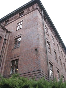 <p>Budynek Komendy Wojew&oacute;dzkiej Policji przy Podwalu. Ściany, pokryte klinkierową cegłą, nie są jednak&nbsp;monotonne, posiadają wyrafinowaną, dyskretną dekorację&nbsp;nadającą im charakter relief&oacute;w.</p>