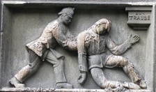 <p>Budynek Komendy Wojew&oacute;dzkiej Policji przy Podwalu. Druga płaskorzeźba przedstawia policjanta pomagającego&nbsp;podpitemu wrocławianinowi odnaleźć drogę do domu.</p>