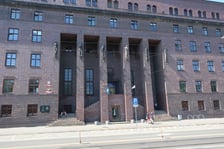 <p>Budynek Komendy Wojew&oacute;dzkiej Policji przy Podwalu posiada kilka wejść. Najbardziej momentalny jest&nbsp;portyk od strony fosy. Jego dekorację stanowią monumentalne rzeźby autorstwa Felixa Kupscha. To&nbsp;wizerunki rzymskich wojownik&oacute;w.</p>