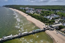 <p class="MsoNormal">Miało być o Lady Pank, zatem&hellip; w 1996 roku zesp&oacute;ł wydał płytę &bdquo;Międzyzdroje&rdquo; z piosenkami skomponowanymi i napisanymi przez Borysewicza i Panasewicza. Album zamyka utw&oacute;r o tym samym tytule. Motyw przewodni słychać w wysokich dźwiękach gitary. Jest tylko jedno słowo&hellip;</p>
<p class="MsoNormal">Z Wrocławia do Międzyzdroj&oacute;w można dostać się bezpośrednim autobusem przewoźnika Mokrzycki-Bus. Czas przejazdu to około 7 godzin, a cena przekracza 100 zł.</p>
<p><iframe src="//www.youtube.com/embed/o8RFiZdvkDU" width="560" height="314" allowfullscreen="allowfullscreen"></iframe></p>