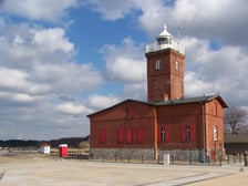 <p class="MsoNormal">Znam wrocławianina (byłego), kt&oacute;ry nie wyobraża sobie urlopu w Darłowie. Może dlatego, że ma tam rodzinę, a może to urok tej miejscowości z latarnią morską, rzeką Wieprzą i zamkiem Książąt Pomorskich.</p>
<p class="MsoNormal">Nad Bałtyk w Darłowie z Wrocławia jeżdżą bezpośrednie flixbusy &ndash; w czasie ponad 8 godzin i cenie ponad 120 złotych.</p>
<p><iframe src="//www.youtube.com/embed/Ki0ejmrYr3Y" width="560" height="314" allowfullscreen="allowfullscreen"></iframe></p>