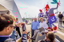 <p class="MsoNormal">Zjeść gofra na plaży w Sopocie &ndash; coroczna pozycja obowiązkowa. Jak śpiewała Natalia Grosiak: &bdquo;Trzcinowy cukier muscovado, muffinka z jagodą Lalala hotel, plaża jak pustynia biała&hellip;&rdquo;.</p>
<p class="MsoNormal">Bezpośrednio z Wrocławia do Sopotu jeżdżą flixbusy. Zajmuje im to około 8 godzin. Bilet kosztuje 140 złotych.</p>
<p class="MsoNormal">PS. <a href="../../../dla-mieszkanca/krasnal-zyczliwek-podroznik-molo-w-sopocie-odsloniecie">W czerwcu przy molo zamieszkał wrocławski krasnal &ndash; Życzliwek Podr&oacute;żnik</a>.</p>
<p><iframe src="//www.youtube.com/embed/UkLvvu68ZsM" width="560" height="314" allowfullscreen="allowfullscreen"></iframe></p>
