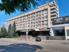 <p>Kramatorsk. Zamknięty hotel w centrum. Kilka dni po zrobieniu tego zdjęcia rosyjska rakieta trafiła w pizzerię obok hotelu. Zginęło 10 os&oacute;b</p>
