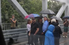Parada autobusów nowym odcinkiem trasy autobusowo-tramwajowej na Nowy Dwór.