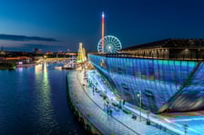 <h2>Szczecin: wyspa Łasztownia</h2>
<p>Portowa wyspa Łasztownia &ndash; centrum wakacyjnego Szczecina &ndash; stanowi jedno z ulubionych miejsc spacerowicz&oacute;w, biegaczy, rodzin z dziećmi i fan&oacute;w dobrego jedzenia. Wśr&oacute;d atrakcji są m.in. plaża, port jachtowy, Morskie Centrum Nauki w budynku wyglądającym jak statek, największe koło młyńskie w Polsce, park rozrywki, cały kulinarny świat w jednym miejscu i dźwigozaury &ndash; wielkie żurawie portowe. Szczeg&oacute;ły <a href="https://lasztownia.szczecin.eu/" target="_blank" rel="nofollow noopener">na stronie Łasztowni.</a></p>