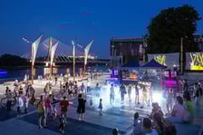 <h2>Warszawa: Bulwary Wiślane</h2>
<p>Zrewitalizowane Bulwary Wiślane, czyli tętniąca życiem nadrzeczna promenada proponują r&oacute;żnego rodzaju aktywności, począwszy od spaceru, przez przejażdżkę na rowerze albo rejs na Wiśle po niezapomnianą zabawę w jednym z nadrzecznych pub&oacute;w bądź restauracji. Jest tu m.in. symbol Warszawy &ndash; Syrenka, Centrum Nauki Kopernik, Multimedialny Park Fontann, ogr&oacute;d na dachu Biblioteki Uniwersytetu Warszawskiego oraz osiem nadwiślańskich plaż. Szczeg&oacute;ły <a href="https://www.facebook.com/bulwarywislawarszawa/?locale=pl_PL" target="_blank" rel="nofollow noopener">na Facebooku.</a></p>
