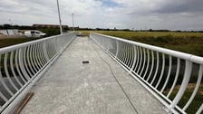 <p>Nowa kładka pieszo-rowerowa pomiędzy Muchoborami, nad Ślęzą</p>