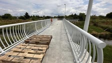 <p>Nowa kładka pieszo-rowerowa pomiędzy Muchoborami, nad Ślęzą</p>