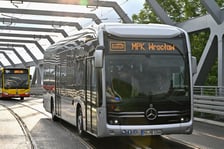 Mercedes-Benz eCitaro na nowym wiadukcie na trasie autobusowo-tramwajowej na Nowy Dwór.