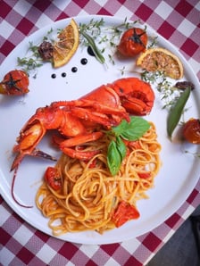 <h3><strong>O Sole Mio</strong></h3>
<p>Masz ochotę na spokojny, miły wiecz&oacute;r z domowym włoskim jedzeniem w klimatycznym wnętrzu? Restauracja O Sole Mio ma wszystko, czego dusza zapragnie &ndash; smakowite dania, r&oacute;żnorodne drinki i niezwykłą atmosferę.</p>
<p>&ndash; Restauracja w samym centrum wrocławskiego Rynku, w kt&oacute;rej spod rąk włoskiej krwi szefa kuchni, serwuje niezapomnianą podr&oacute;ż po zakątkach włoskiej ziemi. W naszym menu znajdziecie przystawki, sałatki, makarony, owoce morza, no i oczywiście pizzę z pieca opalanego drewnem &ndash; czytamy na stronie restauracji.&nbsp;</p>