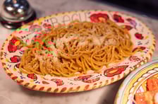 <h3><strong>Ragu Pracownia Makaronu</strong></h3>
<p>Do tej włoskiej restauracji ustawiają się długie kolejki... i zdecydowanie warto poczekać. To pierwszy pasta bar we Wrocławiu z prawdziwego zdarzenia. Makarony są tu przygotowywane na miejscu ze starannie dobranych składnik&oacute;w najwyższej jakości, a dania zaskakują połączeniami smak&oacute;w.</p>
<p>&ndash;&nbsp;Kiedy zaczy&shy;na&shy;li&shy;śmy pro&shy;jekt RAGU, nawet nie marzy&shy;li&shy;śmy o dużej restau&shy;ra&shy;cji, gdzie liczba gości chęt&shy;nych na nasz maka&shy;ron prze&shy;kro&shy;czy liczbę dostęp&shy;nych miejsc &ndash; czytamy na stronie restauracji.</p>
<p>W menu znajdziemy m.in.&nbsp;tagliatelle z tatarem z tuńczyka, gnocchi truflowe, spaghetti z burratą czy p&oacute;łmisek owoc&oacute;w morza. Nie brakuje też deser&oacute;w &ndash; hitem w karcie jest turbo tiramisu na domowym mascarpone i z lodami czekoladowymi.</p>
