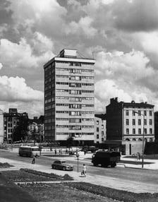 <p>Trzon Wisielca mieści klatkę schodową i szyb windy. Na każdym z 11 pięter mieszkalnych umieszczono 4 mieszkania - 2 M4 i 2 M5. Trzonolinowiec, zdjęcie z lat 60. XX w.&nbsp;</p>