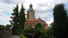 <p class="MsoListParagraphCxSpLast" style="margin-bottom: 0cm; mso-add-space: auto; line-height: normal; vertical-align: baseline;">Dzieci kochają zamki, a na Dolnym Śląsku naprawdę jest w czym wybierać. Jedną z najciekawszych tego typu budowli jest Zamek Czocha w Leśnej. &nbsp;</p>
<p class="MsoNormal" style="margin-bottom: 0cm; line-height: normal; vertical-align: baseline;"><span style="mso-fareast-font-family: 'Times New Roman'; mso-bidi-font-family: Calibri; mso-bidi-theme-font: minor-latin; color: black; mso-themecolor: text1; mso-font-kerning: 0pt; mso-ligatures: none; mso-fareast-language: PL;">&ndash; Ma wszystko, co może zaciekawić dzieci: zamkowe komnaty, tajemne przejścia (wąskie i kręte!), ukryte skarby, fosę, wysoką wieżę, z kt&oacute;rej można podziwiać widoki, a w dodatku jest położony nad malowniczym jeziorem Leśniańskim, po kt&oacute;rym można pływać ł&oacute;dką. Piękno i magia w jednym! To jedno z naszych ulubionych miejsc. Byłyśmy tu już kilka razy i na pewno jeszcze nie raz się wybierzemy &ndash; nie ma wątpliwości Monika Bronowicka. </span></p>
<p class="MsoNormal" style="margin-bottom: 0cm; line-height: normal; vertical-align: baseline;"><span style="mso-fareast-font-family: 'Times New Roman'; mso-bidi-font-family: Calibri; mso-bidi-theme-font: minor-latin; color: black; mso-themecolor: text1; mso-font-kerning: 0pt; mso-ligatures: none; mso-fareast-language: PL;">Z Zamkiem Czocha wiąże się mn&oacute;stwo legend, kt&oacute;re warto poznać i opowiedzieć dziecku.&nbsp; </span></p>
<p class="MsoNormal" style="margin-bottom: 0cm; line-height: normal; vertical-align: baseline;"><span style="mso-fareast-font-family: 'Times New Roman'; mso-bidi-font-family: Calibri; mso-bidi-theme-font: minor-latin; color: black; mso-themecolor: text1; mso-font-kerning: 0pt; mso-ligatures: none; mso-fareast-language: PL;">Zaciekawi je pewnie także fakt, że realizowano tu zdjęcia do kilku film&oacute;w, w tym &bdquo;Wiedźmina&rdquo; i &bdquo;Tajemnicy twierdzy szyfr&oacute;w&rdquo;.</span></p>
