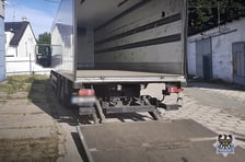 Nielegalna fabryka papierosów zamknięta przez policję w Piaskowej Górze k. Wałbrzycha