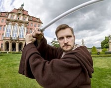 <p>III Letni Festiwal Tajemnic. Na zdjęciu mężczyzna przebrany za postać z Gwiezdnych Wojen. W rękach trzyma miecz świetlny&nbsp;</p>
