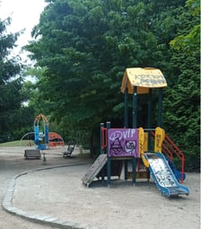 Zniszczone urządzenia na placach zabaw