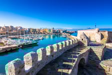 <p><strong>4.&nbsp; Heraklion</strong></p>
<p>Największe miasto na Krecie zajmuje czwarte miejsce w zestawieniu najpopularniejszych kierunk&oacute;w czarterowych z Wrocławia. Łączna liczba pasażer&oacute;w na tym kierunku wyniosła 17 426 os&oacute;b. Miasto oferuje turystom nie tylko wypoczynek na plażach, ale także jest gratką dla miłośnik&oacute;w historii &ndash; w Heraklionie znajdują się m.in. dawne weneckie mury obronne czy bazylika Agios Marcos.</p>