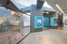 Visitor Centre to turystyczna brama do Hali Stulecia oraz interaktywna, multimedialna wystawa przybliżająca zwiedzającym historię zabytku klasy UNESCO, jakim jest Hala Stulecia.
