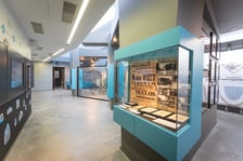 Visitor Centre to turystyczna brama do Hali Stulecia oraz interaktywna, multimedialna wystawa przybliżająca zwiedzającym historię zabytku klasy UNESCO, jakim jest Hala Stulecia.