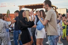 Uczestnicy potańcówki. Rozgrzewające rytmy latino i bachata na szczycie Galerii Dominikańskiej [ZDJĘCIA]