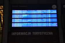 Tablica z odjazdami pociągów na dworcu Wrocław Główny