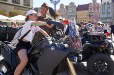 <p>Wystawa sprzętu wojskowego na rynku przyciągnęła tłumy zwiedzających, nie tylko dorosłych, ale i dzieciaki</p>