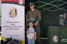 <p>Wystawa sprzętu wojskowego na rynku przyciągnęła tłumy zwiedzających, nie tylko dorosłych, ale i dzieciaki</p>