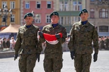 <p>Uroczystości Święta Wojska Polskiego na wrocławskim rynku</p>