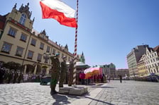 <p>Uroczystości Święta Wojska Polskiego na wrocławskim rynku</p>