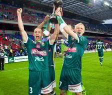 <p>Piotr Celeban i Mariusz Pawelec po zdobyciu mistrzostwa Polski w 2012 roku.</p>