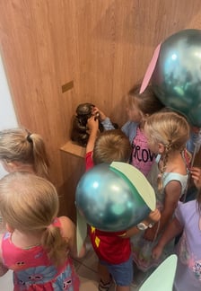 Odsłonięcie krasnala Optovetki w przychodni weterynarynej przy al. Poprzecznej we Wrocławiu