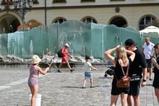 Nawet ponad 30-stopniowe upały nie zmniejszają atrakcyjności wrocławskiego Rynku. Jak zwykle tętni życiem.