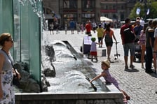 Nawet ponad 30-stopniowe upały nie zmniejszają atrakcyjności wrocławskiego Rynku. Jak zwykle tętni życiem.