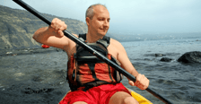 <h2>Emerytura pomostowa, kto ma prawo do wcześniejszej emerytury.</h2>
<p>Nowe przepisy dotyczą os&oacute;b, kt&oacute;re wykonywały lub wykonują pracę w warunkach szkodliwych dla zdrowia. Prace w szczeg&oacute;lnych warunkach to zawody związane z czynnikami ryzyka, kt&oacute;re z wiekiem mogą z dużym prawdopodobieństwem spowodować trwałe uszkodzenie zdrowia.</p>
<p>&nbsp;</p>
<p>Natomiast prace o szczeg&oacute;lnym charakterze wymagają niezwykłej odpowiedzialności oraz wyjątkowej sprawności psychofizycznej.</p>
<p>Są to takie zwody jak g&oacute;rnik, hutnik, rybak morski czy pracownik sprawujący opiekę w domu opieki społecznej nad osobami dotkniętymi chorobą psychiczną, jak r&oacute;wnież kierowca autobusu, trolejbusu oraz motorniczy tramwaju w transporcie publicznym, a także ratownik medyczny i wiele innych zawod&oacute;w.</p>