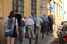 Kolejka pod wrocławskim oddziałem Narodowego Banku Polskiego