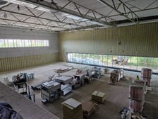 Szkoła i przedszkole przy ul. Cynamonowej w budowie, wakacje 2023
