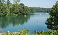<p class="MsoNormal">Tuż obok Łagowskiego. Dzieli je tylko ulica Zamkowa. Ciecz to najgłębszy akwen ziemi lubuskiej. Osiąga prawie 60 metr&oacute;w. Ciecz rozlała się pod g&oacute;rą Bukowiec.</p>
<p class="MsoNormal">Podr&oacute;ż pociągami regionalnymi z Wrocławia Gł&oacute;wnego &ndash; z przesiadką w Zielonej G&oacute;rze &ndash; <strong>do stacji Łag&oacute;w</strong> zajmuje 4 godziny i kilkanaście minut.</p>