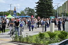 Komunikacyjny piknik na nowej pętli Wrocław Nowy Dwór (P+R). Impreza zorganizowana została z okazji uruchomienia tramwajów na Nowy Dwór, co nastąpi jutro, w niedzielę 3 września.