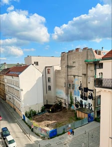 <p>Miejsce po dawnym pubie Kalogr&oacute;dek. Nieopodal znaleziono pozostałości po jednej z największych i najstarszych w Europie synagog</p>