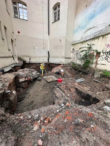 <p>Miejsce po dawnym pubie Kalogr&oacute;dek. Nieopodal znaleziono pozostałości po jednej z największych i najstarszych w Europie synagog</p>