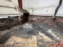 <p>Miejsce po dawnym pubie Kalogr&oacute;dek. Nieopodal znaleziono pozostałości po jednej z największych i najstarszych w Europie synagog</p>