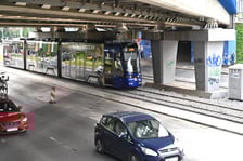 Zielona ulica Legnicka po remoncie torowiska między ulicami Zachodnią a Niedźwiedzią.