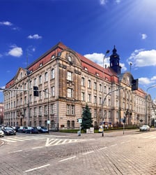 Gmach siedziby Dyrekcji Okręgu Telekomunikacji i Poczty Polskiej przy ul. Powstańców Śląskich 134-138. Budynek był wystawiony przez Orange na sprzedaż za blisko 40 mln zł.
