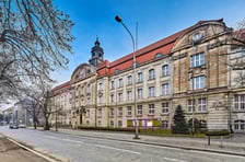 Gmach siedziby Dyrekcji Okręgu Telekomunikacji i Poczty Polskiej przy ul. Powstańców Śląskich 134-138. Budynek był wystawiony przez Orange na sprzedaż za blisko 40 mln zł.