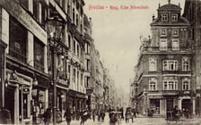 północna pierzeja Rynku (z lewej) oraz Kamienica Pod Złotym Psem (na wprost) na zdjęciu z lat 1900-1910