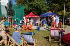 <p>Piknik sportowy przy ulicy Trwałej z okazji udostępnia mieszkańcom nowych kort&oacute;w tenisowych</p>