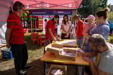 <p>Piknik sportowy przy ulicy Trwałej z okazji udostępnia mieszkańcom nowych kort&oacute;w tenisowych</p>