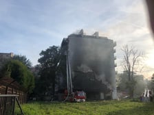 <p>Pożar elewacji kamienicy na rogu ulic Pułaskiego i Komuny Paryskiej</p>
