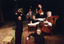 <p>"Kr&oacute;l umiera, czyli Ceremonie: J. Zalewska, H. Skoczyńska, I.Mayr, J.Schejbal, I.Przegrodzki, w tle C.Kussyk</p>